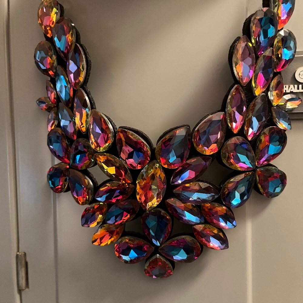 NWT Jeweled fashion necklace